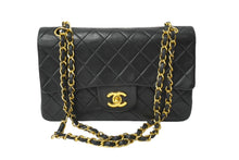 Load image into Gallery viewer, CHANEL シャネル チェーンショルダーバッグ Wフラップ マトラッセ 23cm ココマーク ラムスキン 1番台 ブラック ゴールド金具 美品 中古 64907