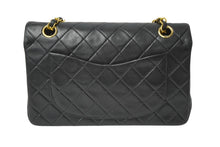 Load image into Gallery viewer, CHANEL シャネル チェーンショルダーバッグ Wフラップ マトラッセ 23cm ココマーク ラムスキン 1番台 ブラック ゴールド金具 美品 中古 64907
