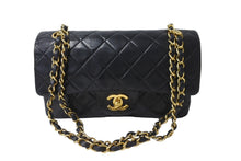 Load image into Gallery viewer, CHANEL シャネル チェーンショルダーバッグ Wフラップ マトラッセ 23cm ココマーク ラムスキン 2番台 ブラック ゴールド金具 美品 中古 64939