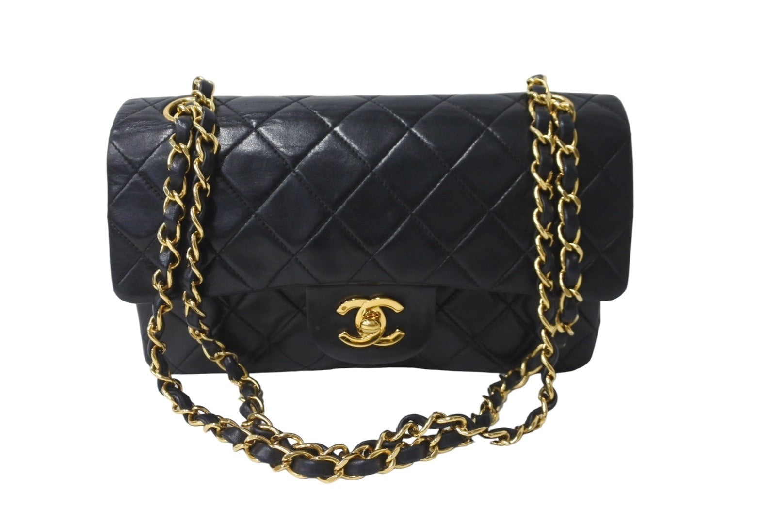 CHANEL シャネル チェーンショルダーバッグ Wフラップ マトラッセ 23cm ココマーク ラムスキン 2番台 ブラック ゴールド金具 美品 中古  64939 – Casanova Vintage