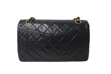 Load image into Gallery viewer, CHANEL シャネル チェーンショルダーバッグ Wフラップ マトラッセ 23cm ココマーク ラムスキン 2番台 ブラック ゴールド金具 美品 中古 64939