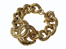 Load image into Gallery viewer, 極美品 CHANEL シャネル VINTAGE ヴィンテージ ココマーク ブレスレット 重量約78.1g 全長約19.5cm 94P刻印 ゴールド メタル GP 中古 64958