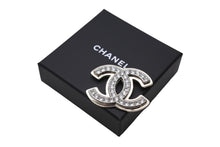 Load image into Gallery viewer, 極美品 CHANEL シャネル ブローチ ココマーク アクセサリー ラインストーン B22S シルバー 中古 65112