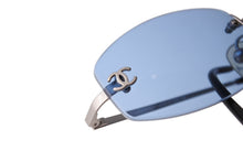 Load image into Gallery viewer, 極美品 CHANEL シャネル サングラス 眼鏡 ココマーク リムレス フチなし 4002 サイズ54□19 130 ブルー 中古 65272