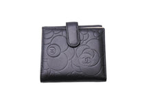 Load image into Gallery viewer, CHANEL シャネル 三つ折り財布 カメリア ココマーク ラムスキン Wホック 16番台 2012年 ブラック ゴールド金具 美品 中古 65280