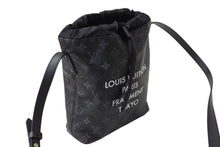 Load image into Gallery viewer, 極美品 LOUIS VUITTON ルイヴィトン モノグラムエクリプスフラグメント ナノバッグ ショルダーバッグ M43418 ブラック 中古 65583