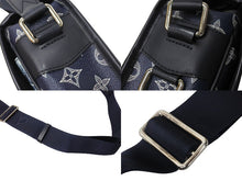 Load image into Gallery viewer, 極美品 LouisVuitton ルイヴィトン メッセンジャーPM ライオン モノグラム サバンナ ショルダーバッグ M54248 ネイビー 中古 65615