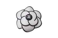 画像をギャラリービューアに読み込む, CHANEL シャネル ココマーク カメリアコサージュ ブローチ アクセサリー ラバー 11g ホワイト ブラック 美品 中古 65651