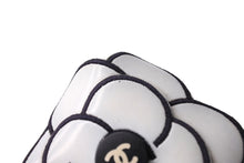 画像をギャラリービューアに読み込む, CHANEL シャネル ココマーク カメリアコサージュ ブローチ アクセサリー ラバー 11g ホワイト ブラック 美品 中古 65651