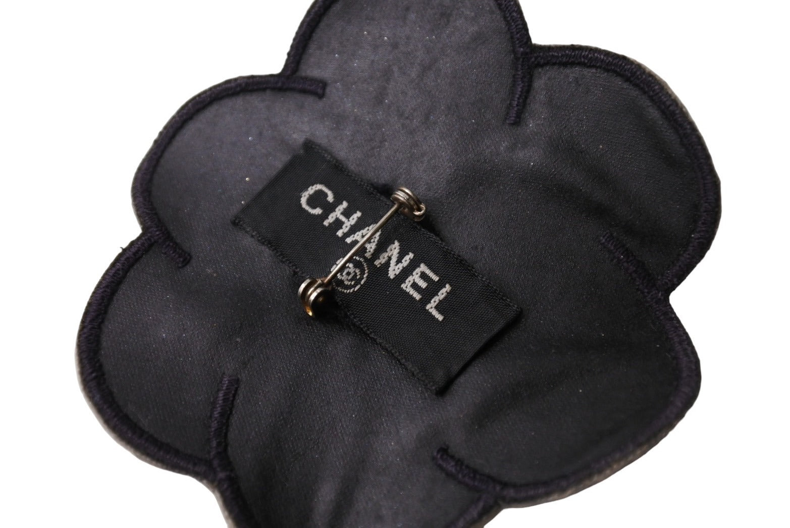 CHANEL シャネル ココマーク カメリアコサージュ ブローチ アクセサリー ラバー 11g ホワイト ブラック 美品 中古 65651 –  Casanova Vintage