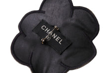 画像をギャラリービューアに読み込む, CHANEL シャネル ココマーク カメリアコサージュ ブローチ アクセサリー ラバー 11g ホワイト ブラック 美品 中古 65651