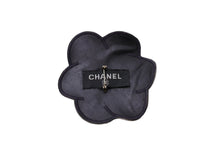 画像をギャラリービューアに読み込む, CHANEL シャネル ココマーク カメリアコサージュ ブローチ アクセサリー ラバー 11g ホワイト ブラック 美品 中古 65651