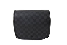 Load image into Gallery viewer, LOUIS VUITTON ルイヴィトン ダミエグラフィット トゥルース サスペンダブル ポーチ N41419 ブラック PVC レザー シルバー金具 美品 中古 65684