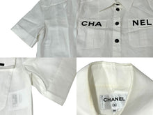 Load image into Gallery viewer, CHANEL シャネル 半袖シャツ ココボタン ショート丈 ロゴ P61148V38915 コットン ホワイト ブラック サイズ34 美品 中古 65814