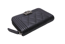 Load image into Gallery viewer, 極美品 CHANEL シャネル コインケース 財布 ボーイ ラウンドファスナー キャビアスキン A80602 シルバー金具 ブラック 美品 中古 65829