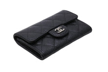 Load image into Gallery viewer, 極美品 CHANEL シャネル カードケース ココマーク フラップ 25番台 キャビアスキン マトラッセ シルバー金具 ブラック 美品 中古 65859
