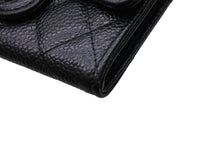 Load image into Gallery viewer, 極美品 CHANEL シャネル カードケース ココマーク フラップ 25番台 キャビアスキン マトラッセ シルバー金具 ブラック 美品 中古 65859
