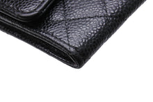 Load image into Gallery viewer, 極美品 CHANEL シャネル カードケース ココマーク フラップ 25番台 キャビアスキン マトラッセ シルバー金具 ブラック 美品 中古 65859