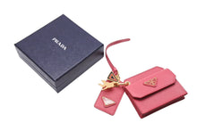 Load image into Gallery viewer, 新品同様 PRADA プラダ カードケース バッグチャーム 1TL344 トライアングルロゴ サフィアーノレザー ピンク ゴールド金具 中古 65866