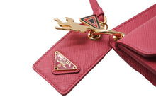 Load image into Gallery viewer, 新品同様 PRADA プラダ カードケース バッグチャーム 1TL344 トライアングルロゴ サフィアーノレザー ピンク ゴールド金具 中古 65866