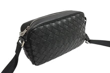 Load image into Gallery viewer, 極美品 BOTTEGAVENETA ボッテガヴェネタ イントレチャート カメラ バッグ ショルダーバッグ 710048 ブラック ラムスキン シルバー金具 中古 66024