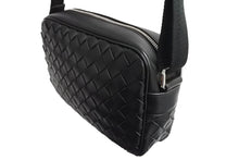 Load image into Gallery viewer, 極美品 BOTTEGAVENETA ボッテガヴェネタ イントレチャート カメラ バッグ ショルダーバッグ 710048 ブラック ラムスキン シルバー金具 中古 66024