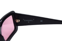 Load image into Gallery viewer, CHANEL シャネル ココマーク サングラス ブラック パープル アイウェア 眼鏡 ロゴ 05977 ゴールド金具 美品 中古 66070