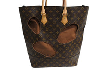 Load image into Gallery viewer, 新品同様 LOUIS VUITTON ルイヴィトン ウィズホールズ トートバッグ M40279 コムデギャルソン 川久保玲 2014 ゴールド金具 中古 66212