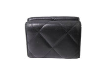 画像をギャラリービューアに読み込む, CHANEL シャネル 19 三つ折り財布 ココマーク AP1789 ラムスキン マトラッセ ゴールド金具 ブラック 美品 中古 66334