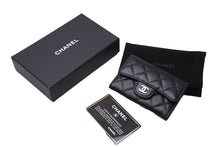 Load image into Gallery viewer, CHANEL シャネル カードケース ココマーク フラップ 25番台 ラムスキン マトラッセ シルバー金具 ブラック 美品 中古 66335