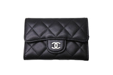 Load image into Gallery viewer, CHANEL シャネル カードケース ココマーク フラップ 25番台 ラムスキン マトラッセ シルバー金具 ブラック 美品 中古 66335