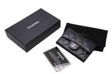 Load image into Gallery viewer, CHANEL シャネル カードケース ココマーク フラップ 26番台 キャビアスキン マトラッセ シルバー金具 ブラック 美品 中古 66336