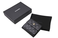 画像をギャラリービューアに読み込む, 極美品 CHANEL シャネル タイムレス クラシックライン コンパクトウォレット 財布 マトラッセ ココマーク キャビアスキン 中古 66340