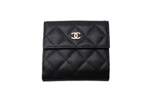 画像をギャラリービューアに読み込む, 極美品 CHANEL シャネル タイムレス クラシックライン コンパクトウォレット 財布 マトラッセ ココマーク キャビアスキン 中古 66340