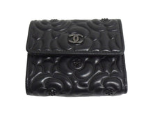 画像をギャラリービューアに読み込む, CHANEL シャネル 三つ折り財布 24番台 カメリア ココマーク ラインストーン ラムスキン ブラック ウォレット 美品 中古 66341
