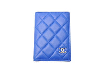 Load image into Gallery viewer, CHANEL シャネル カードケース 22番台 ココマーク ラムスキン キルティング ブルー シルバー金具 美品 中古 66427