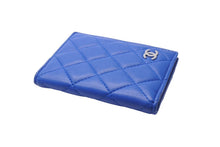 Load image into Gallery viewer, CHANEL シャネル カードケース 22番台 ココマーク ラムスキン キルティング ブルー シルバー金具 美品 中古 66427