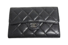 画像をギャラリービューアに読み込む, CHANEL シャネル マトラッセ 二つ折り財布 フラップウォレット 10番台 ココマーク ブラック ラムスキン 良品 中古 66484