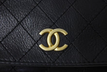Load image into Gallery viewer, CHANEL シャネル Wフラップ マトラッセ ショルダーバッグ ココマーク 24番台 ラムスキン ブラック ゴールド金具 美品 中古 66510