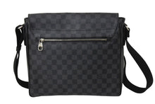 Load image into Gallery viewer, 極美品 LOUIS VUITTON ルイヴィトン ディストリクトMM ショルダーバッグ N41272 ダミエ グラフィット キャンバス シルバー金具 中古 66558