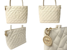 画像をギャラリービューアに読み込む, CHANEL シャネル 復刻トートバッグ ハンドバッグ ココマーク 6番台 キャビアスキン アイボリー ゴールド金具 良品 中古 66573