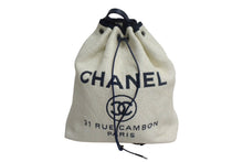 Load image into Gallery viewer, CHANEL シャネル ドーヴィル 巾着バックパック リュックサック ロゴ 23番台 ネイビー ホワイト 美品 中古 66641