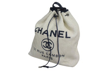 Load image into Gallery viewer, CHANEL シャネル ドーヴィル 巾着バックパック リュックサック ロゴ 23番台 ネイビー ホワイト 美品 中古 66641