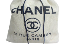 Load image into Gallery viewer, CHANEL シャネル ドーヴィル 巾着バックパック リュックサック ロゴ 23番台 ネイビー ホワイト 美品 中古 66641