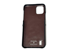 Load image into Gallery viewer, CHANEL シャネル iPhone 11 スマホケース 30番台 ブラック キャビアスキン マトラッセ シルバー金具 小物 中古 66754