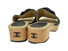 Load image into Gallery viewer, CHANEL シャネル カメリア サンダル サイズ36 ココマーク ウッド レザー スウェード ブラック ベージュ 美品 中古 66771