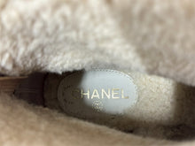 Load image into Gallery viewer, CHANEL シャネル ムートンブーツ ショート チェーン ココマーク スエード メタル ブラウン ブラック ゴールド サイズ36 良品 中古 66776
