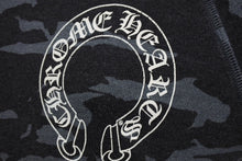 画像をギャラリービューアに読み込む, CHROME HEARTS クロムハーツ 長袖Ｔシャツ ホースシュー CHプラス スクロール プリント ラグラン カモフラ柄 美品 中古 66792