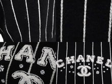 画像をギャラリービューアに読み込む, 極美品 CHANEL シャネル セーター P74734K10713 サイズ38 カシミヤ ストライプ ココマーク ボタン 刺繍 ブラック 中古 67004