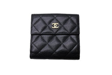 画像をギャラリービューアに読み込む, CHANEL シャネル 二つ折り財布 ココマーク キャビアスキン 17番台 ブラック ゴールド金具 ウォレット 小物 美品 中古 67036